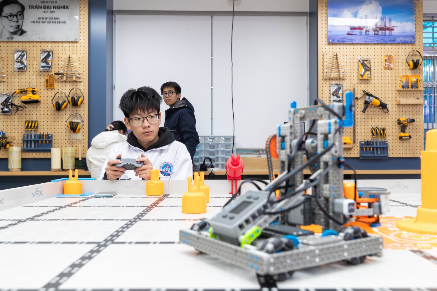 Em Nguyễn Duy Hưng, học sinh lớp 11 chuyên Lý, Chủ tịch Câu lạc bộ STEM của Trường THPT Chuyên Thái Bình (CTB STEAM) say mê với các thiết bị hiện đại tại phòng STEM