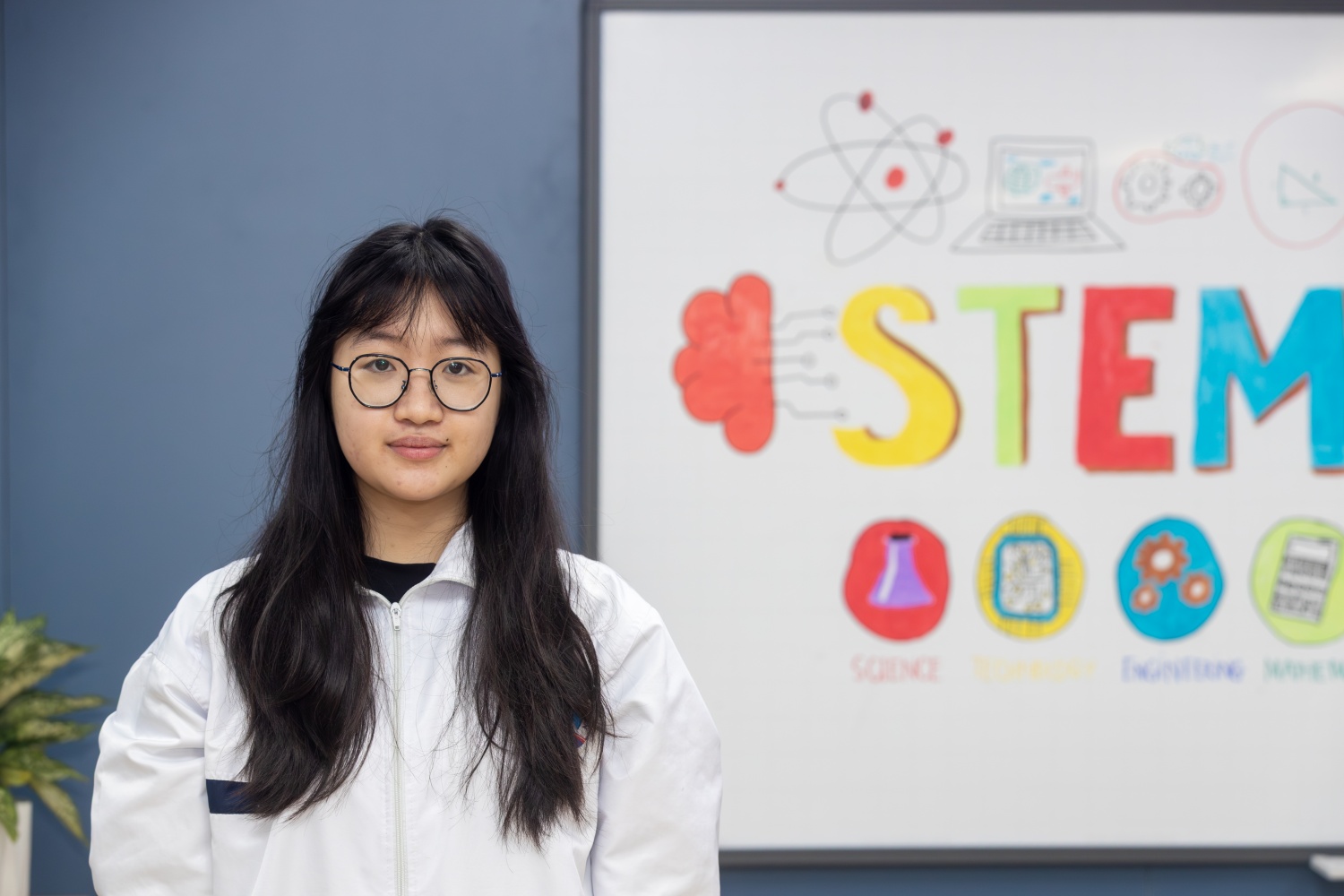 Em Hoàng Hà Linh, học sinh lớp 12 chuyên Lý: Phòng STEM có ý nghĩa rất lớn với em trong việc chuẩn bị hành trang bước vào đại học, bởi em đang hướng tới các trường khối công nghệ.