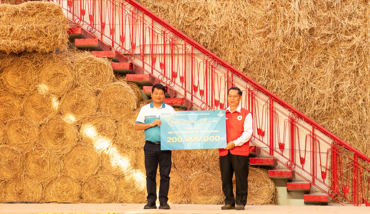 PVFCCo - Phú Mỹ trao tặng Hội Chữ thập đỏ TP HCM 200 triệu đồng để chăm lo cho các em thiếu nhi đặc biệt khó khăn.