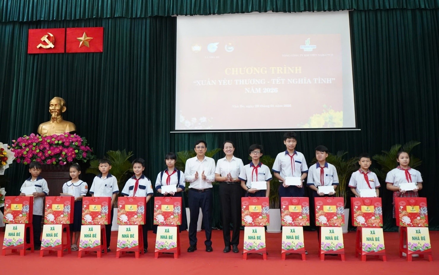 Đại diện Công đoàn PV GAS trao quà tại chương trình 