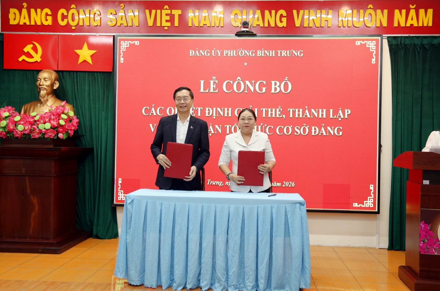 Đồng chí Trần Quang Dũng, Phó Bí thư Thường trực Đảng ủy Petrovietnam và đồng chí Trịnh Thụy Thúy Huyền, Trưởng Ban Xây dựng Đảng, Đảng ủy phường Bình Trưng ký kết bàn giao tổ chức đảng và số lượng đảng viên.