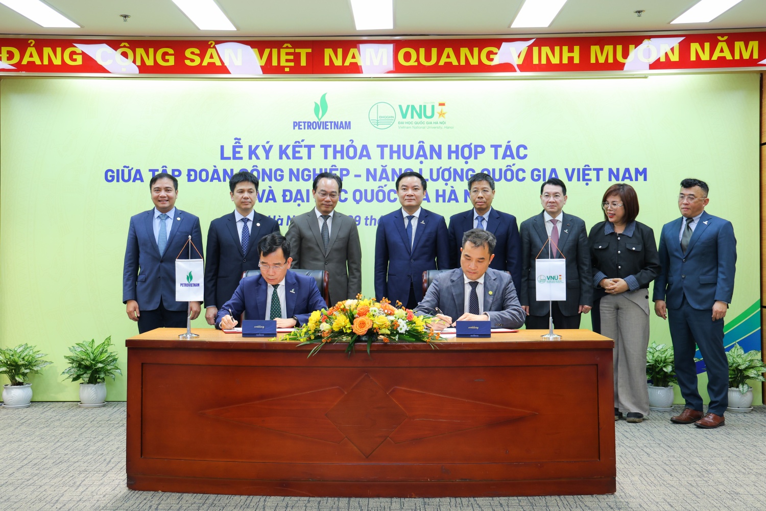 PGS.TS Phạm Bảo Sơn, Phó Giám đốc VNU và đồng chí Lê Xuân Huyên, Phó Tổng Giám đốc phụ trách Ban Điều hành Petrovietnam thay mặt lãnh đạo hai bên ký kết thỏa thuận hợp tác toàn diện
