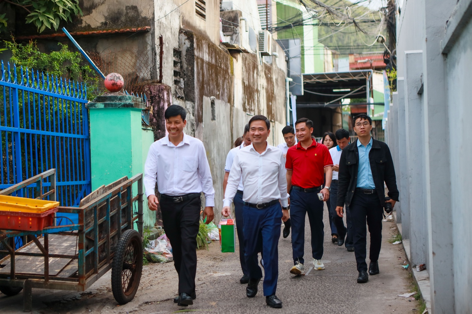 Trong ngày 01/2, Phó Chủ tịch Uỷ ban MTTQVN tỉnh Gia Lai Đinh Ngọc Hải (ngoài cùng bên trái) cùng Phó Chủ tịch Công đoàn Petrovietnam Vũ Anh Tuấn và đoàn công tác của Tập đoàn, Công đoàn Petrovietnam đã trực tiếp đi thăm hỏi, động viên và trao tặng quà cho các hộ gia đình có hoàn cảnh đặc biệt khó khăn.