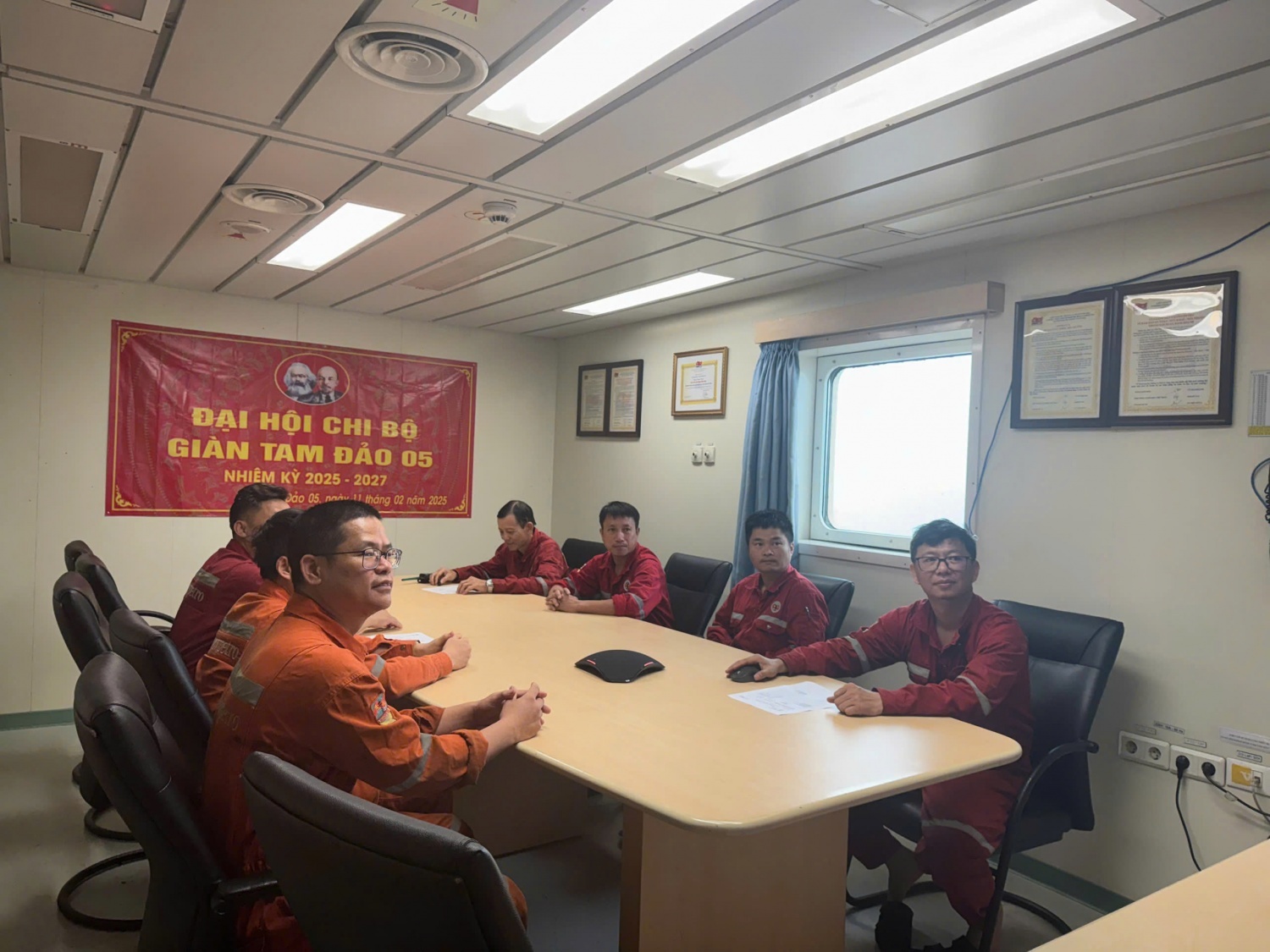 Buổi sinh hoạt chi bộ của đảng viên trên giàn Tam Đảo 05.
