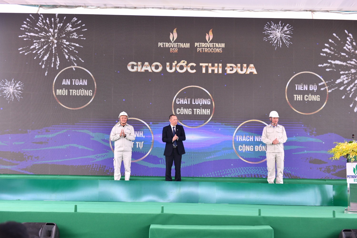 Đại diện chủ đầu tư BSR và các nhà thầu thực hiện giao ước thi đua.