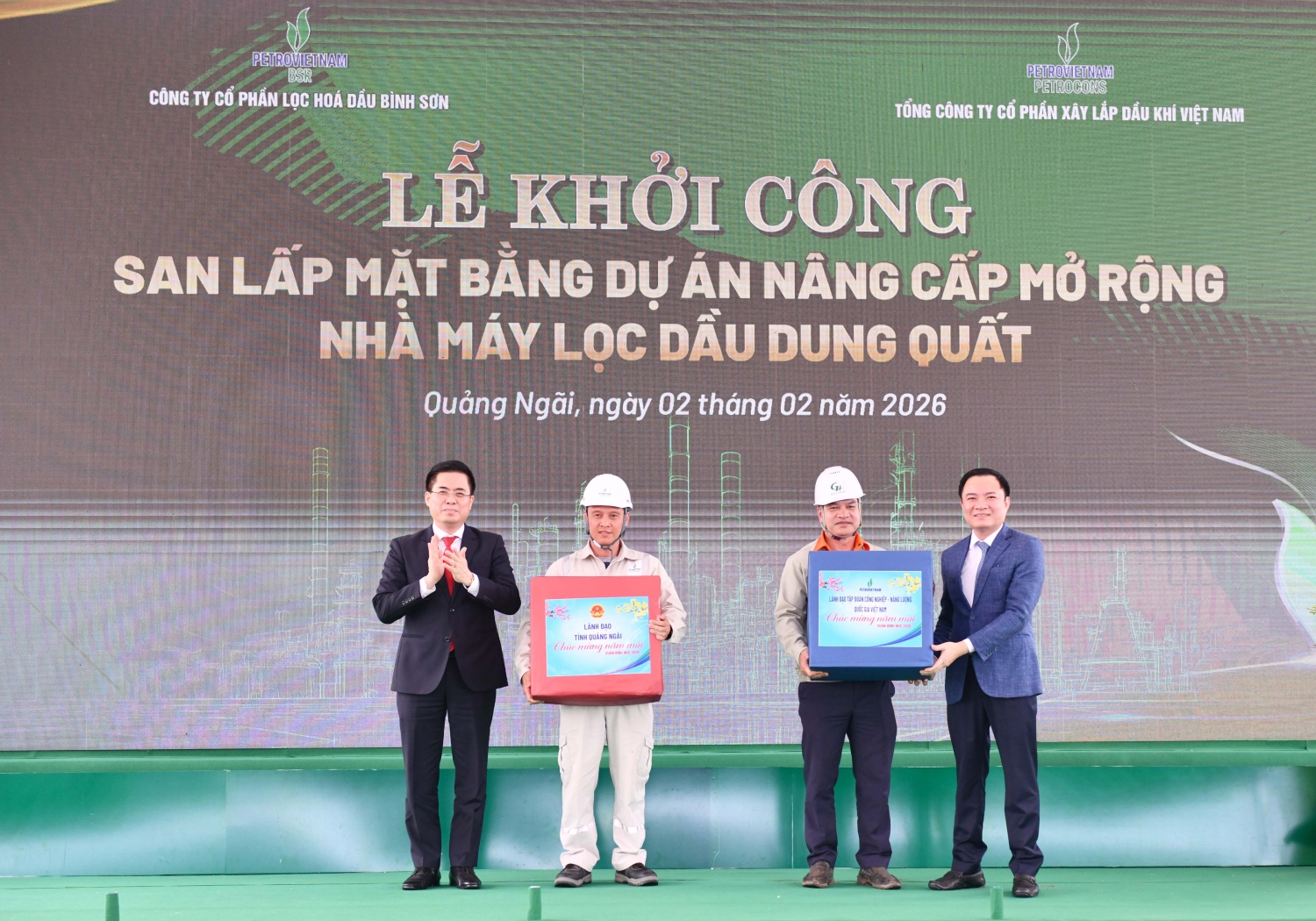 Đồng chí Nguyễn Hoàng Giang - Chủ tịch UBND tỉnh Quảng Ngãi (bìa trái) và đồng chí Lê Ngọc Sơn – Chủ tịch HĐTV Petrovietnam tặng quà cho đại diện các nhà thầu.