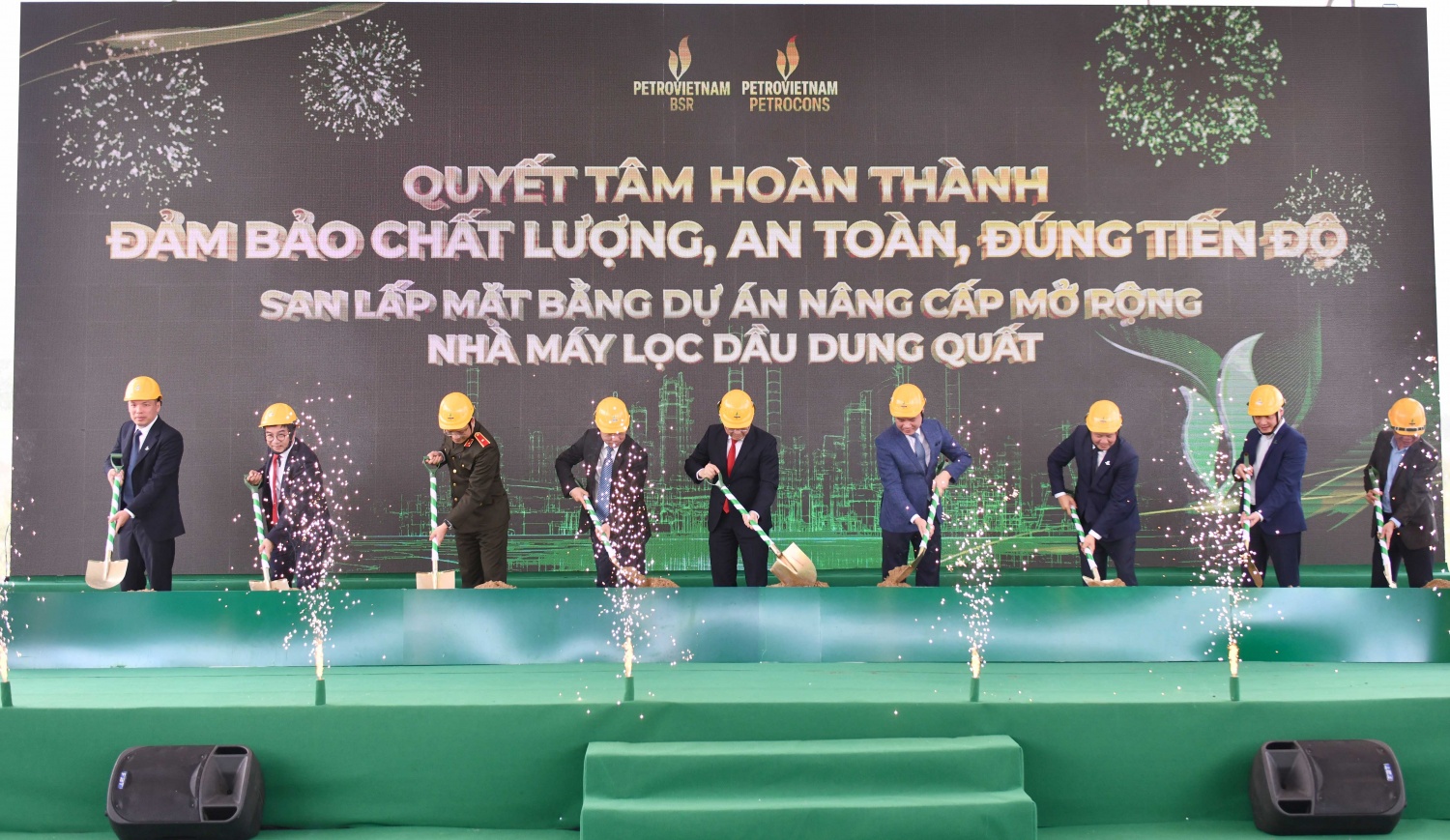 Các vị đại biểu khởi công Dự án san lấp mặt bằng thuộc Dự án NCMR NMLD Dung Quất.