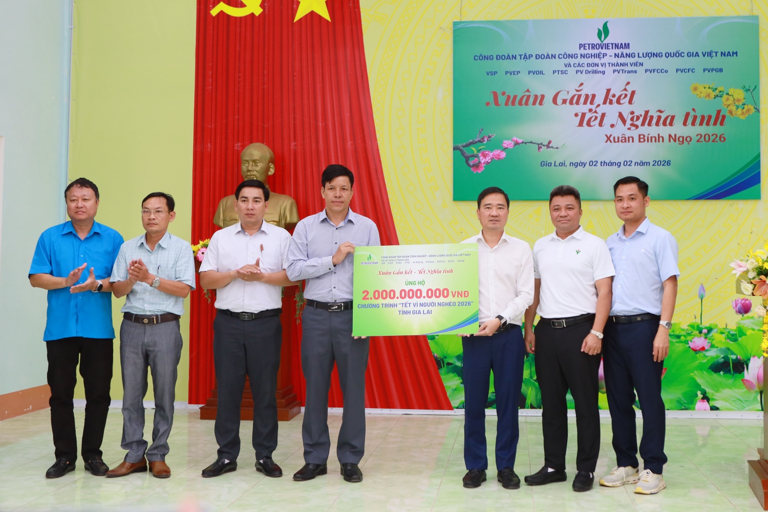 Đại diện Petrovietnam và các đơn vị thành viên trao biển tượng trưng số tiền 2 tỷ đồng cho Ủy ban Mặt trận Tổ quốc Việt Nam tỉnh Gia Lai để chăm lo đời sống người dân dịp Tết theo chương trình “Petrovietnam: Xuân Gắn kết - Tết Nghĩa tình”.