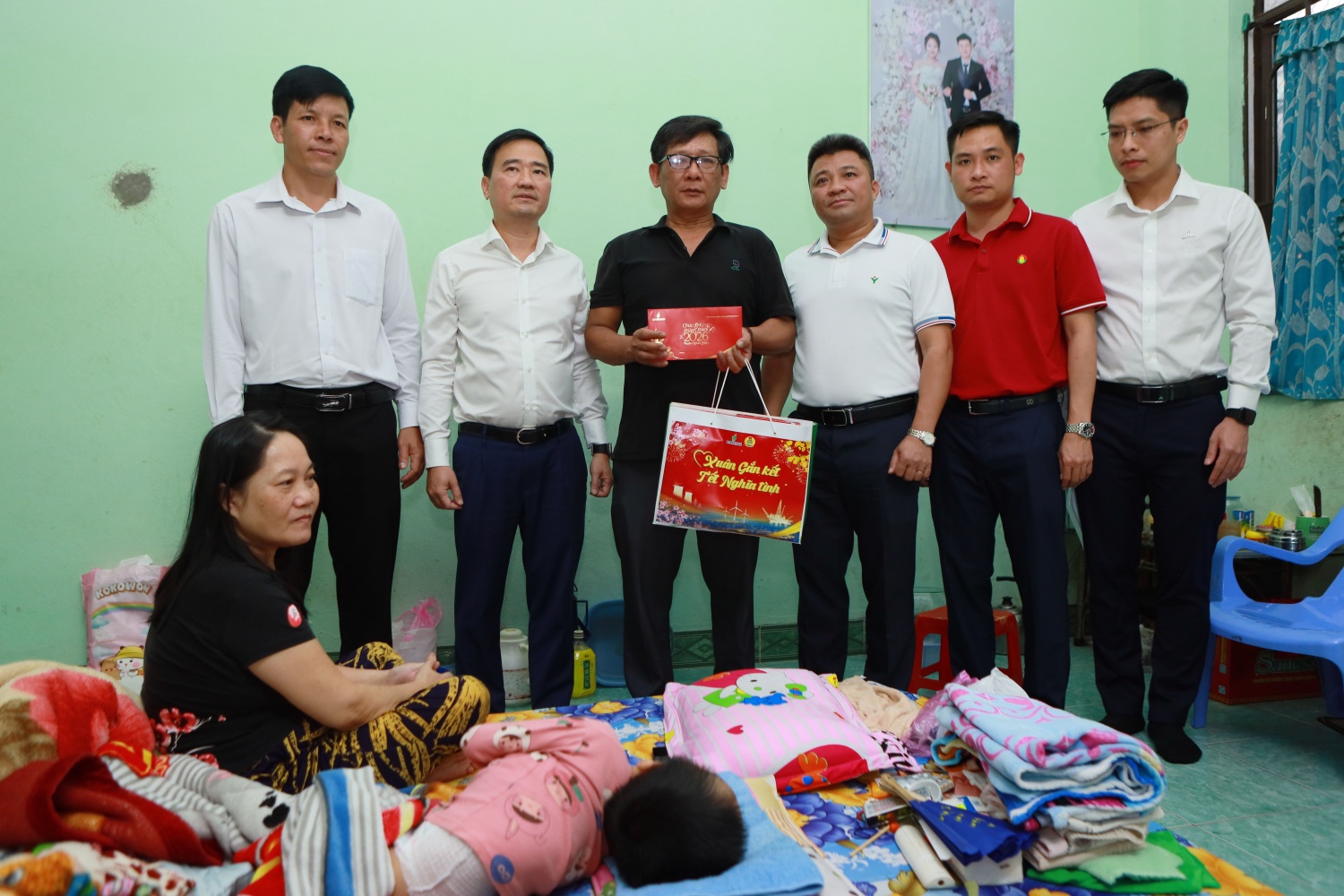 Đoàn công tác Petrovietnam thăm và tặng quà Tết cho gia đình ông Bùi Văn Cường (khu dân cư 57, phường Quy Nhơn). Đây là một trong những hộ gia đình có hoàn cảnh đặc biệt khó khăn được Petrovietnam hỗ trợ trong chương trình “Petrovietnam: Xuân Gắn kết - Tết Nghĩa tình”.