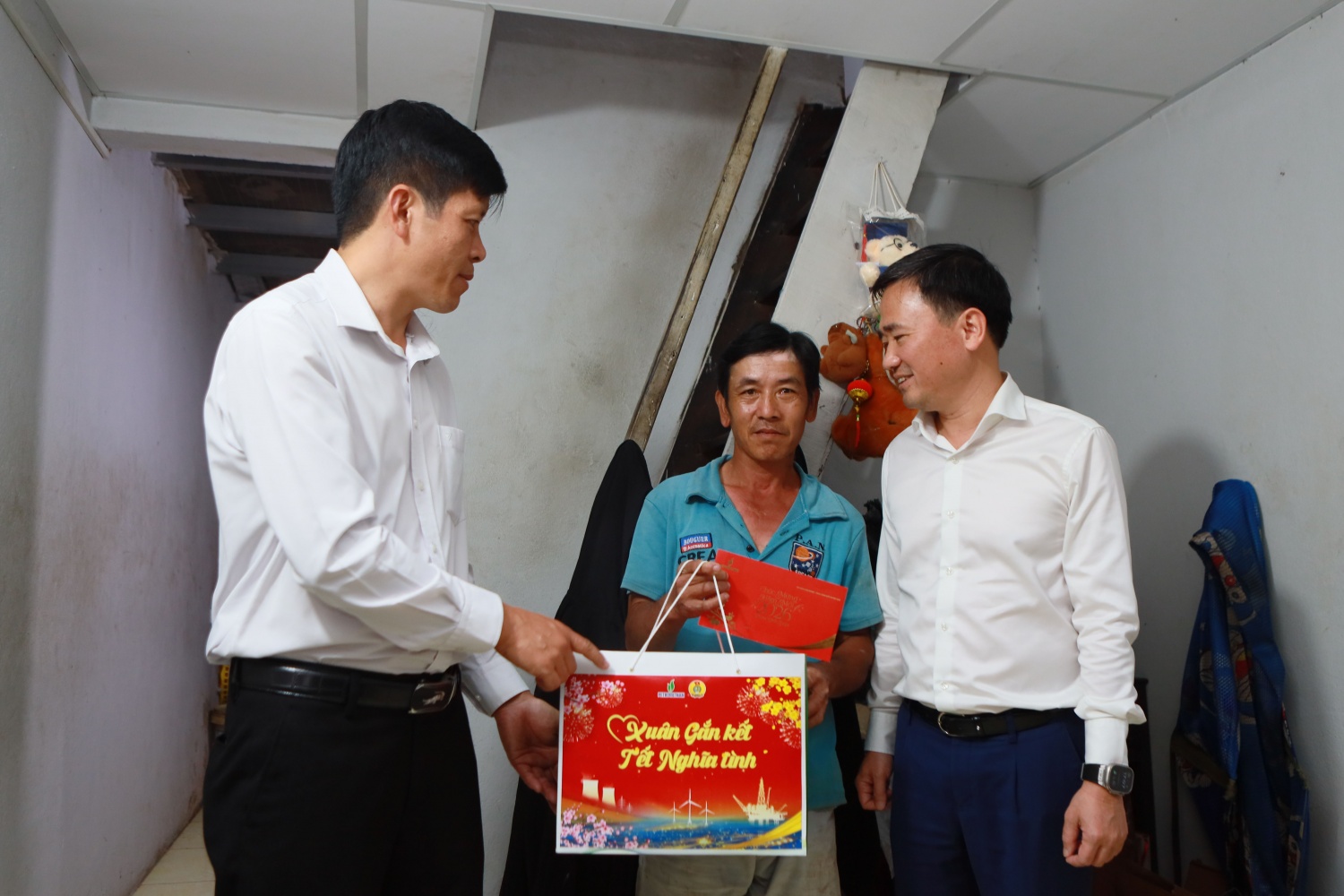 Ủy ban Mặt trận Tổ quốc Việt Nam tỉnh Gia Lai và Petrovietnam thăm hỏi, trao tặng quà Tết cho ông Mai Dương Uyển, thuộc diện hộ nghèo, thu nhập không ổn định, đời sống còn nhiều khó khăn.