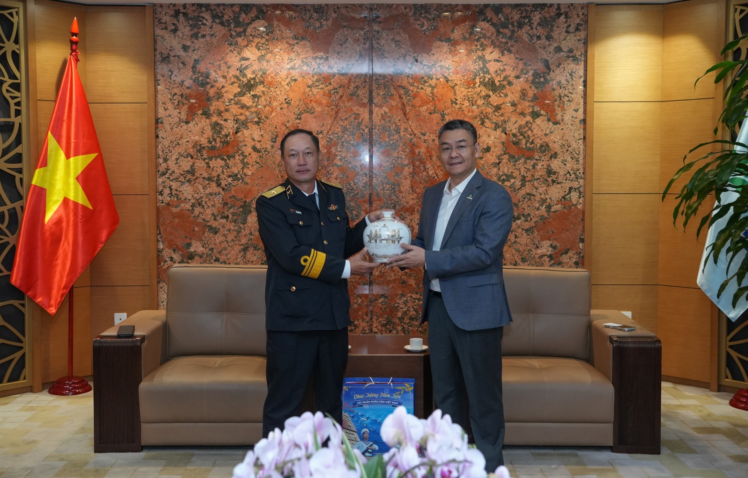 Buổi gặp mặt diễn ra trong không khí ấm áp, chân thành.