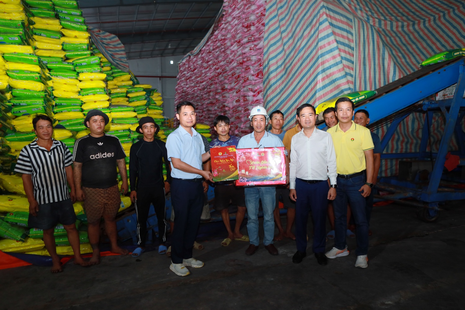 Petrovietnam trao tặng quà Tết cho người lao động tại Nhà máy Sản xuất Phân bón Cà Mau - cơ sở Bình Định.