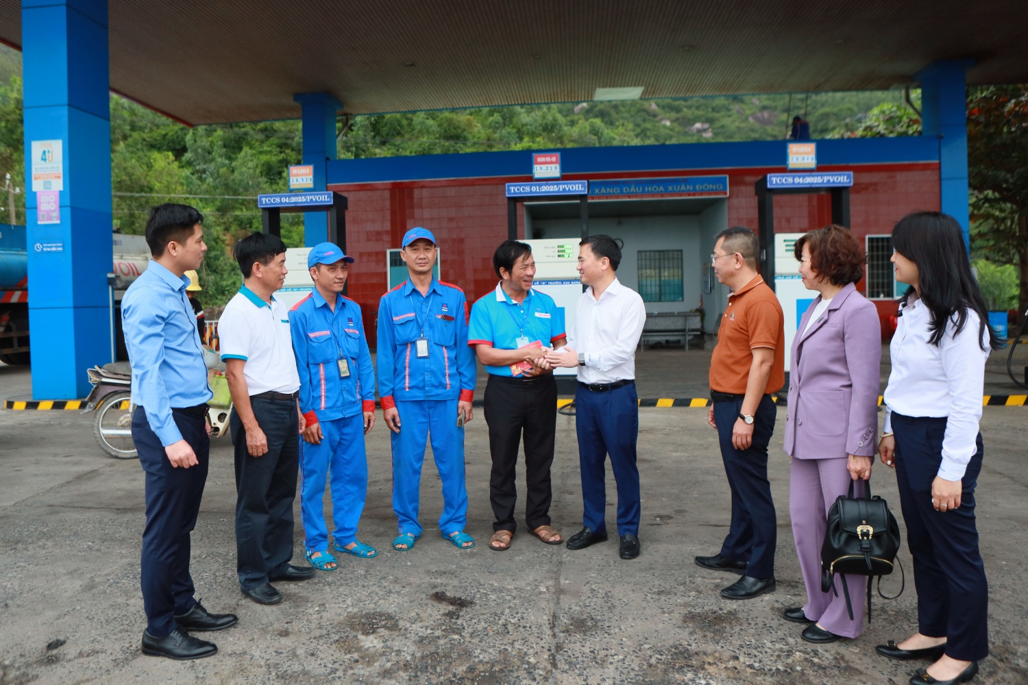 Đoàn công tác Petrovietnam thăm hỏi, động viên và tặng quà Tết cho các nhân viên tại cây xăng dầu của PVOIL tại địa phận tỉnh Đắk Lắk.