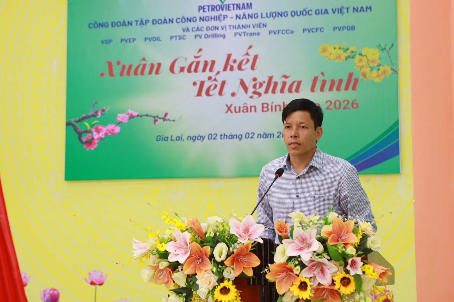 Ông Đinh Ngọc Hải - Phó Chủ tịch Ủy ban Mặt trận Tổ quốc Việt Nam tỉnh Gia Lai biểu dương những đóng góp tích cực của Petrovietnam và các đơn vị thành viên đối với địa phương, đặc biệt trong những lúc khó khăn như thiên tai, bão lũ.