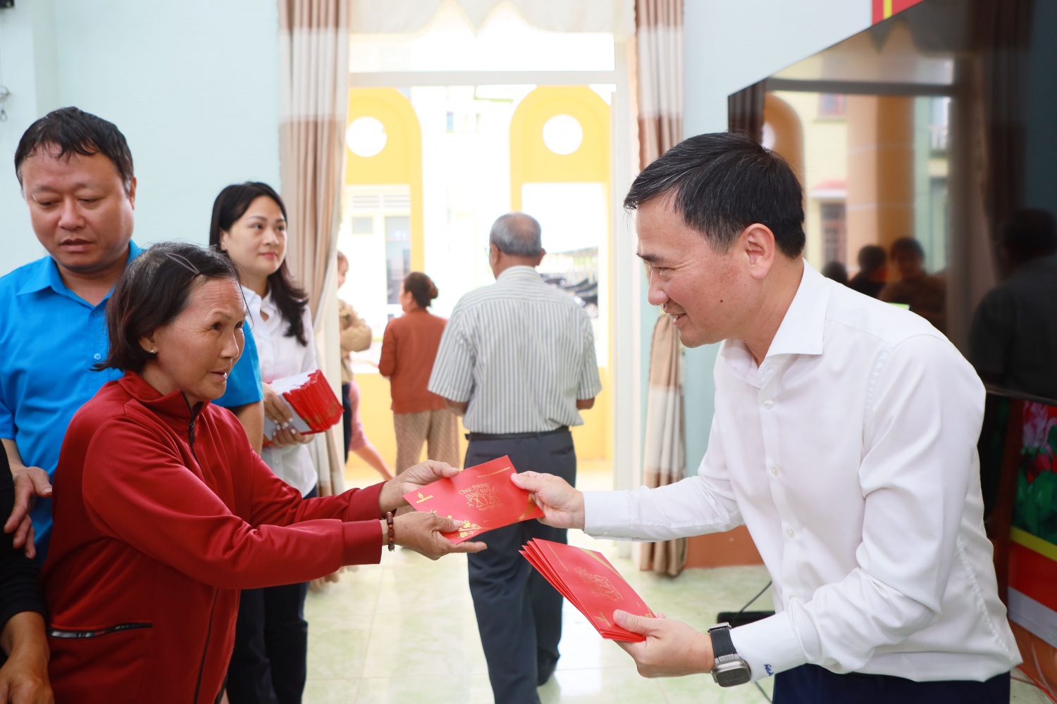 Ông Vũ Anh Tuấn - Phó Chủ tịch Công đoàn Petrovietnam trao quà Tết cho bà con tại xã Phù Mỹ Đông (Gia Lai).