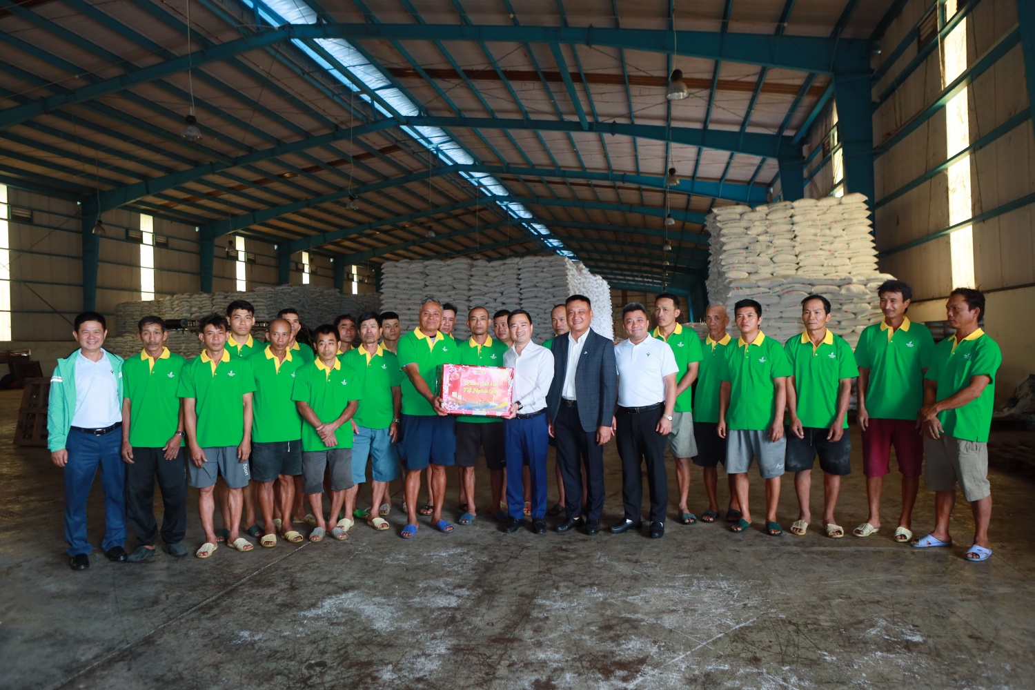Người lao động tại PVFCCo-PCE nhận quà Tết từ Petrovietnam dịp Tết Nguyên đán Bính Ngọ.