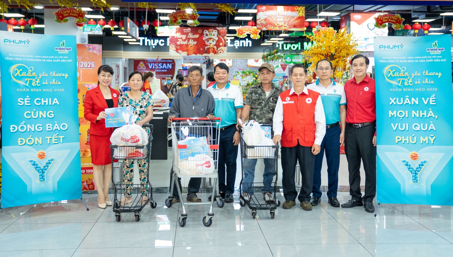 Đại diện PVFCCo - Phú Mỹ và lãnh đạo Hội Chữ thập đỏ TP HCM trực tiếp đưa người dân đi mua sắm tại Trung tâm thương mại Satra.