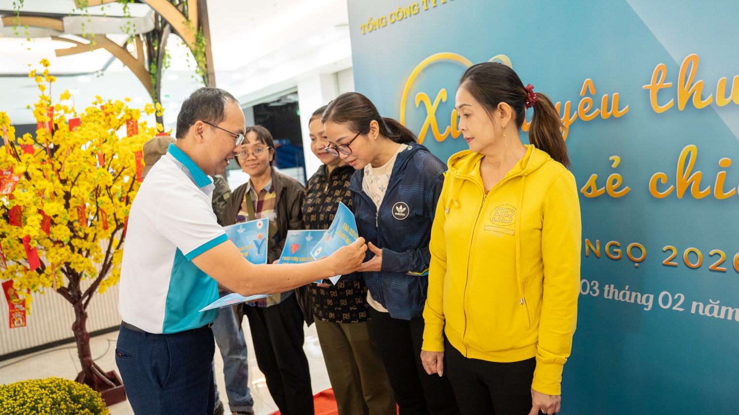 Ông Đặng Quốc Hùng - Phó Chủ tịch Công đoàn PVFCCo - Phú Mỹ trao quà cho bà con.
