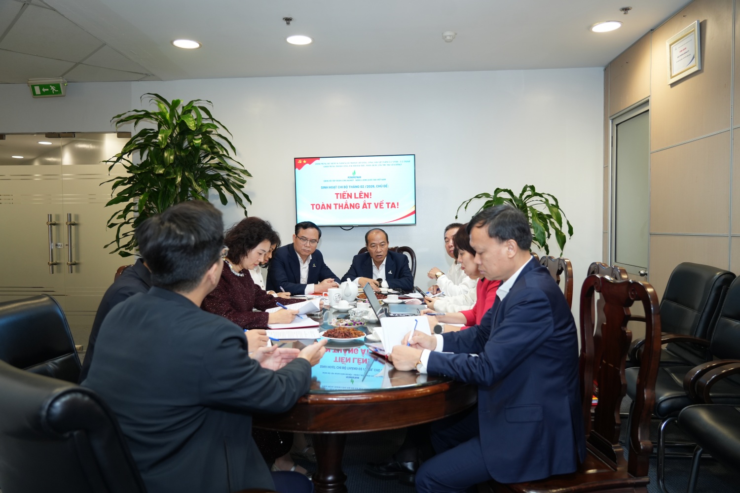 Đồng chí Phạm Quang Dũng - Ủy viên Ban Thường vụ Đảng ủy, Chánh Văn phòng Đảng ủy Petrovietnam, Phó Bí thư thường trực Đảng ủy Bộ máy QL&ĐH phổ biến, quán triệt các nội dung tại sinh hoạt Chi bộ Văn phòng Đảng ủy Tập đoàn.