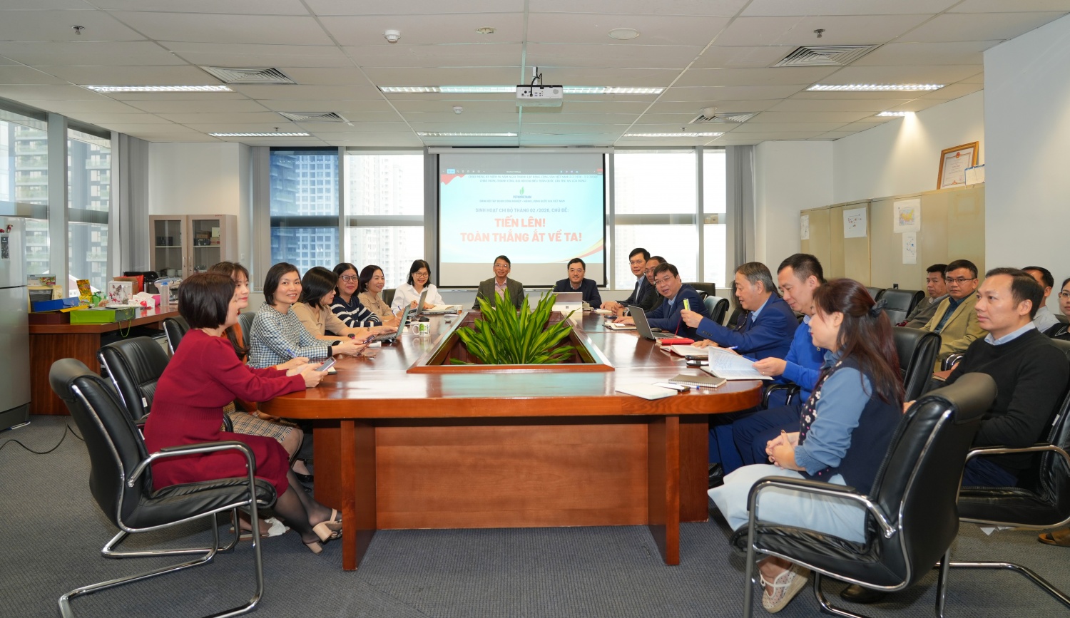 Đồng chí Trần Hồng Nam, Ủy viên Ban Chấp hành Đảng bộ, Thành viên HĐTV Tập đoàn sinh hoạt tại Chi bộ Quản lý Hợp đồng Dầu khí và phát triển dự án E&P.