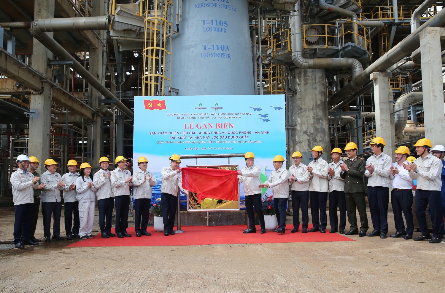 Các đại biểu thực hiện nghi thức gắn biển công trình 