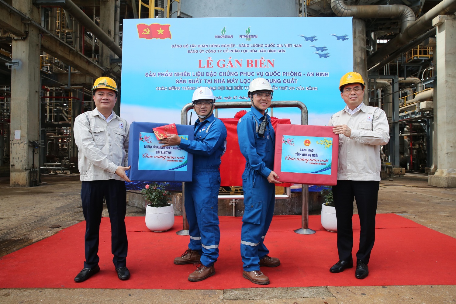 Đồng chí Nguyễn Hoàng Giang - Ủy viên Trung ương Đảng, Chủ tịch UBND tỉnh Quảng Ngãi (bìa phải) và đồng chí Lê Ngọc Sơn - Bí thư Đảng ủy, Chủ tịch HĐTV Petrovietnam (bìa trái) trao quà Tết cho người lao động BSR.