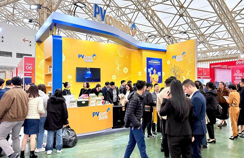 Gian hàng của PVcomBank là một trong những điểm dừng chân của du khách khi tham quan, mua sắm tại Hội chợ