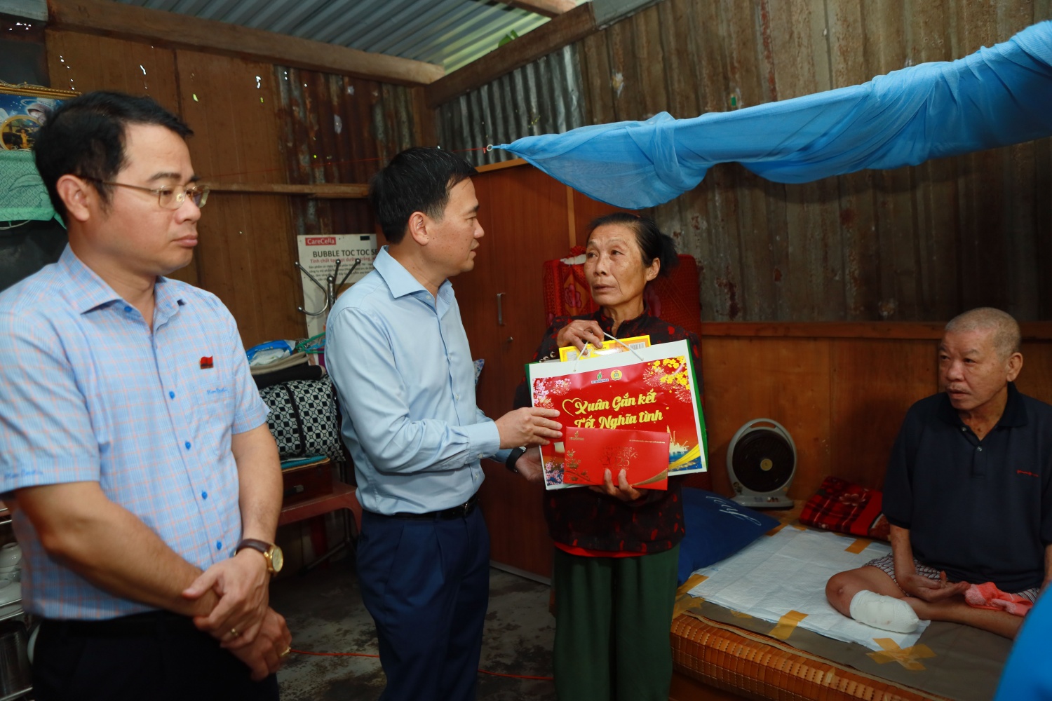 Bà Nguyễn Thị Thu Hương (vợ ông Lê Văn Rạng) đón nhận quà Tết do Petrovietnam trao tặng.