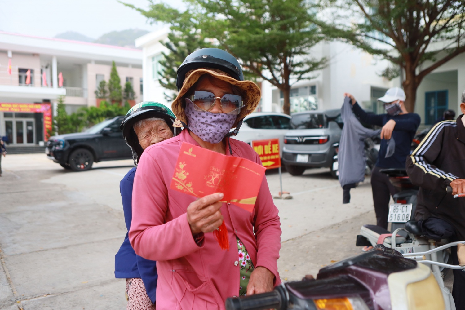 Người dân vui mừng đón nhận phần quà Tết do Petrovietnam trao tặng.