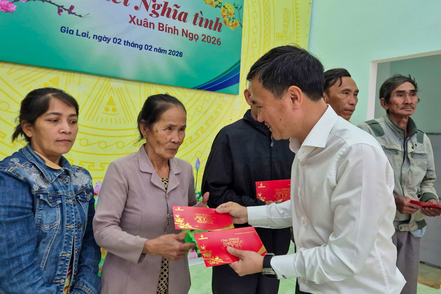 Ông Vũ Anh Tuấn trao tặng các phần quà cho bà con xã Suối Hiệp.
