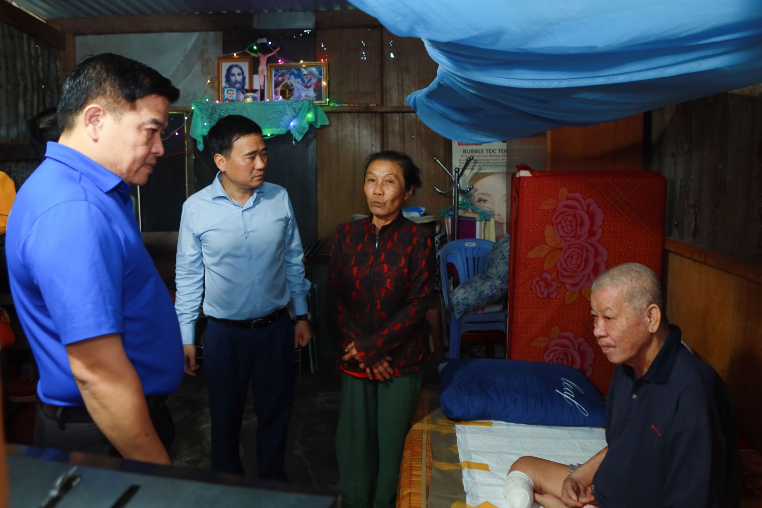 Đoàn công tác Petrovietnam thăm hỏi, động viên và chia sẻ với gia đình ông Lê Văn Rạng, một trong những trường hợp có hoàn cảnh đặc biệt khó khăn tại tỉnh Khánh Hòa.