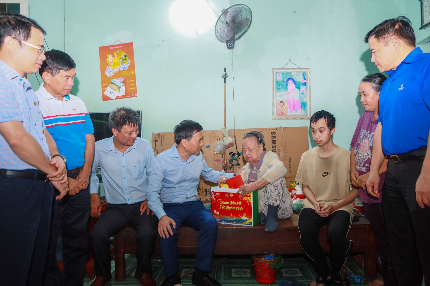 Bà Hồ Thị Ái (87 tuổi) cùng gia đình đón nhận quà Tết do Petrovietnam trao tặng.