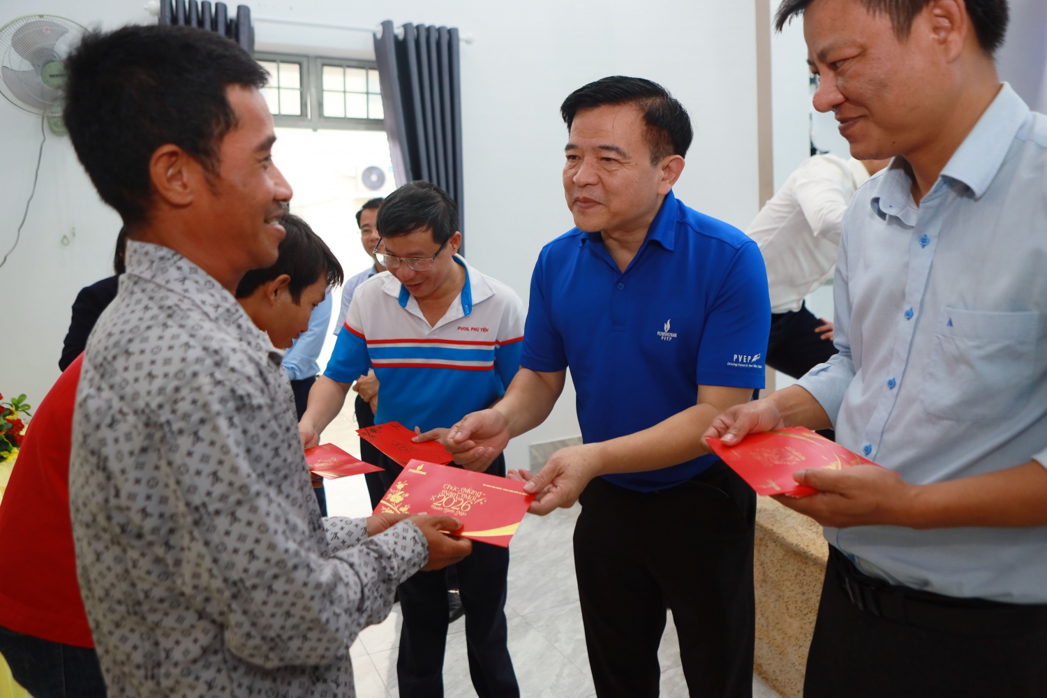 Người dân xã Suối Hiệp vui mừng đón nhận các phần quà Tết do đại diện các đơn vị thuộc Petrovietnam trao tặng.