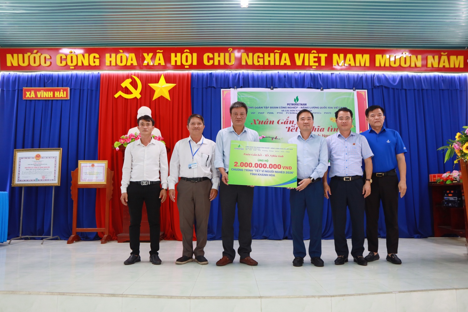 Đại diện Petrovietnam, ông Vũ Anh Tuấn - Phó Chủ tịch Công đoàn Tập đoàn trao tiền hỗ trợ cho đại diện Ủy ban Mặt trận Tổ quốc Việt Nam tỉnh Khánh Hòa.