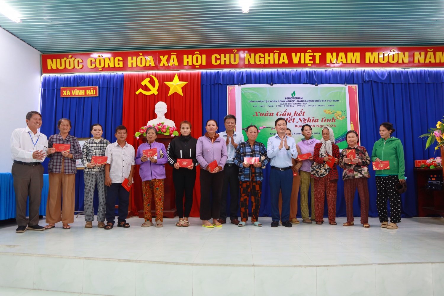 Đại diện Ủy ban Mặt trận Tổ quốc Việt Nam tỉnh Khánh Hòa, UBND xã Vĩnh Hải và Petrovietnam trao tặng quà Tết cho bà con xã Vĩnh Hải.