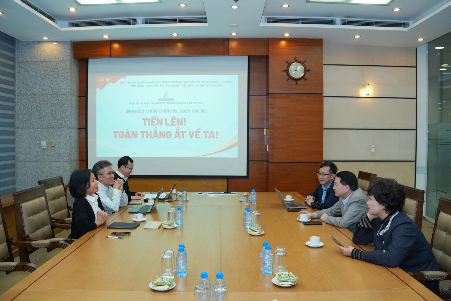 Đồng chí Phạm Tuấn Anh, Ủy viên Ban Chấp hành Đảng bộ, Thành viên HĐTV Tập đoàn sinh hoạt tại Chi bộ Ban Chiến lược.