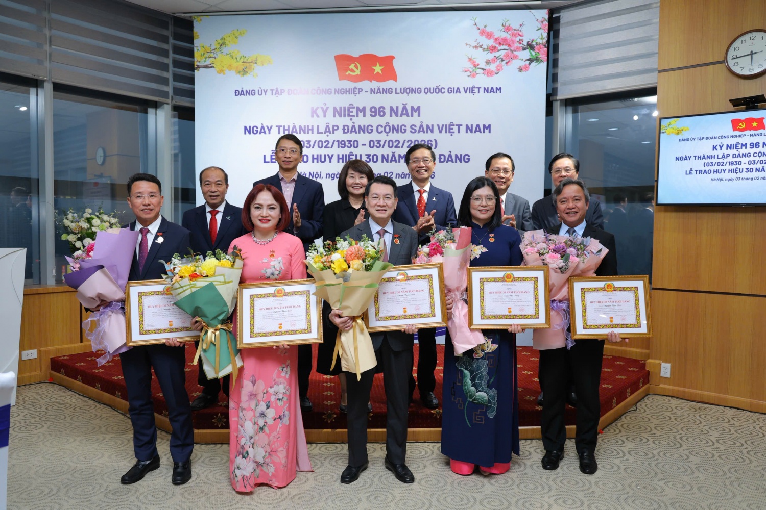Đảng ủy Tập đoàn trao Huy hiệu 30 năm tuổi Đảng cho 5 đảng viên ưu tú