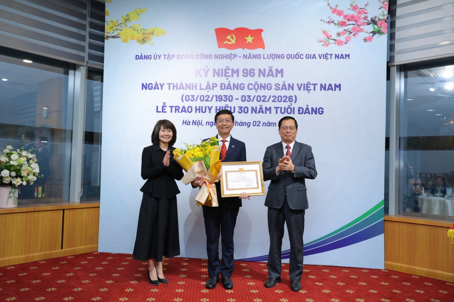Đồng chí Nguyễn Thị Thu Lan - Phó Bí thư Đảng ủy Bộ Tài chính và đồng chí Chu Đình Động - Phó trưởng Ban Tổ chức Đảng uỷ Chính phủ trao Bằng khen của Ban Thường vụ Đảng ủy Chính phủ cho đồng chí Trần Quang Dũng, Phó Bí thư Thường trực Đảng ủy Tập đoàn.