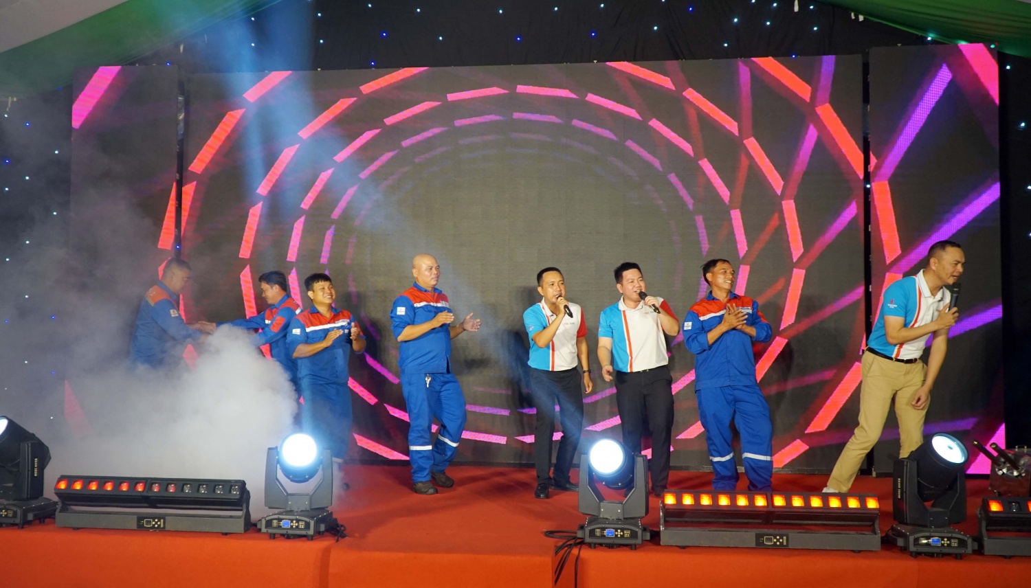 Các lãnh đạo và người lao động PVOIL cùng chung vui tại chương trình