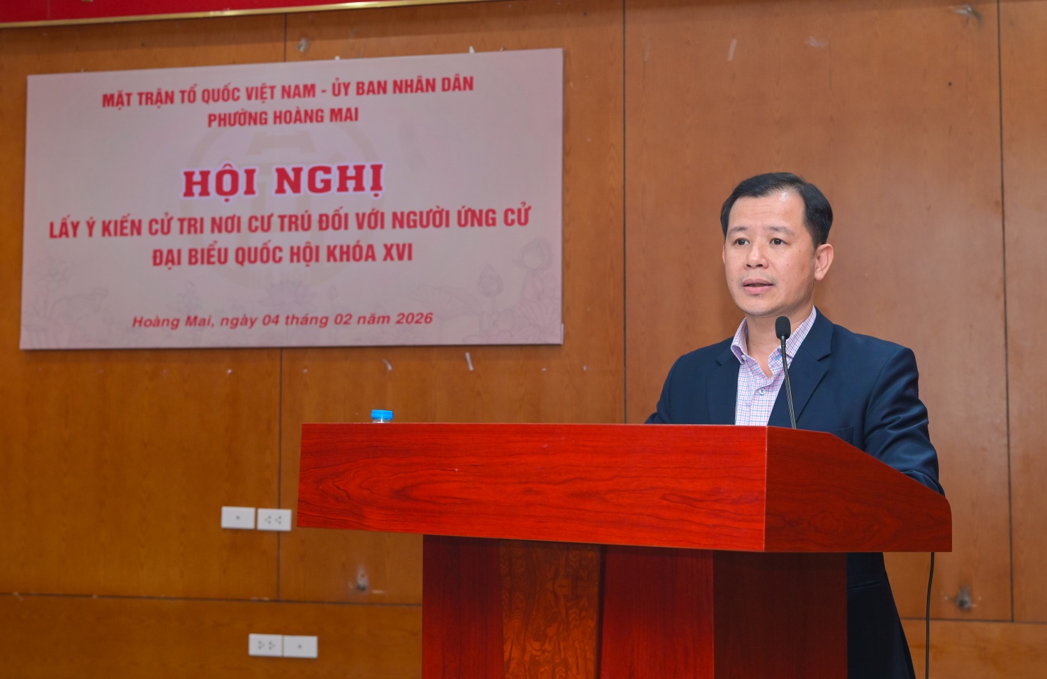 Đồng chí Triệu Hải Vân - Ủy viên BTV Đảng ủy, Chủ tịch UB MTTQ Việt Nam phường Hoàng Mai thông tin về tiểu sử, quá trình công tác và những đóng góp của đồng chí Lê Ngọc Sơn