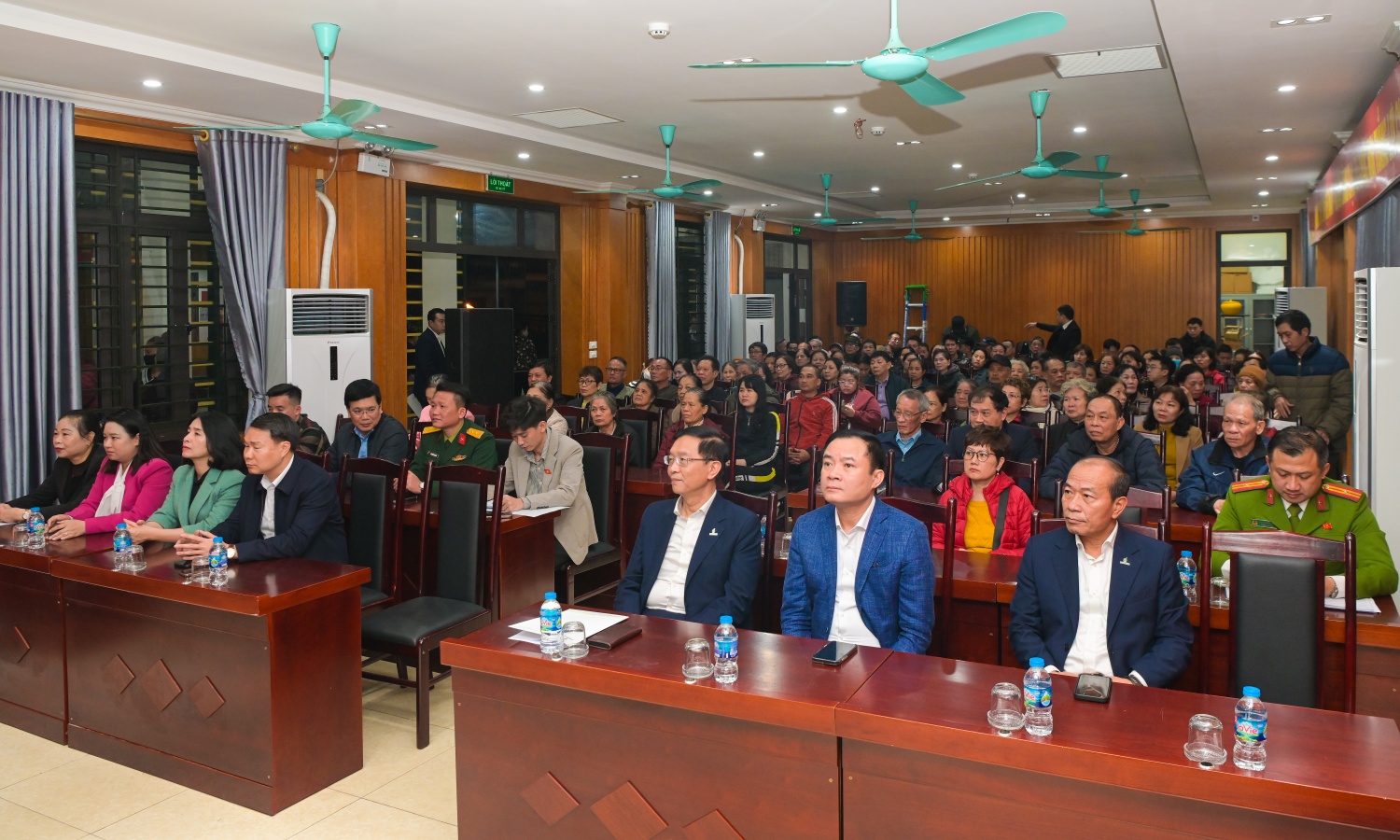 Các đại biểu dự Hội nghị lấy ý kiến cử tri nơi cư trú với người ứng cử đại biểu Quốc hội khóa XVI phường Hoàng Mai