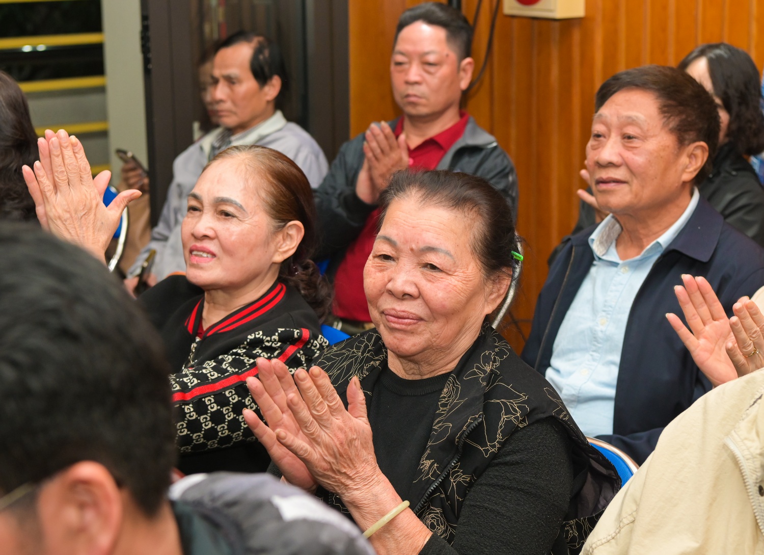 Các cư tri hân hoan chúc mừng đồng chí Lê Ngọc Sơn được giới thiệu ứng cử đại biểu Quốc hội khóa XVI.