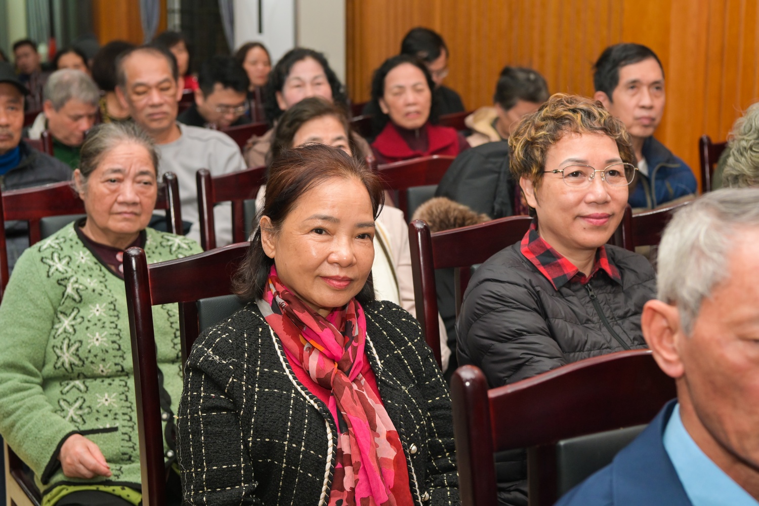 Các cử tri nghe giới thiệu về tiểu sử, quá trình công tác và những đóng góp của đồng chí Lê Ngọc Sơn