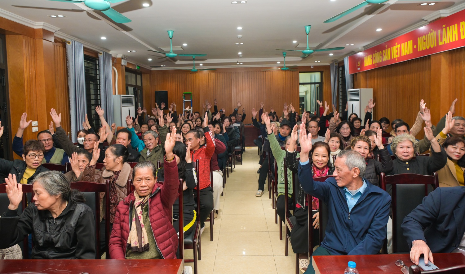 100% cử tri tham dự đã biểu quyết tín nhiệm, thống nhất giới thiệu đồng chí Lê Ngọc Sơn ứng cử đại biểu Quốc hội khóa XVI