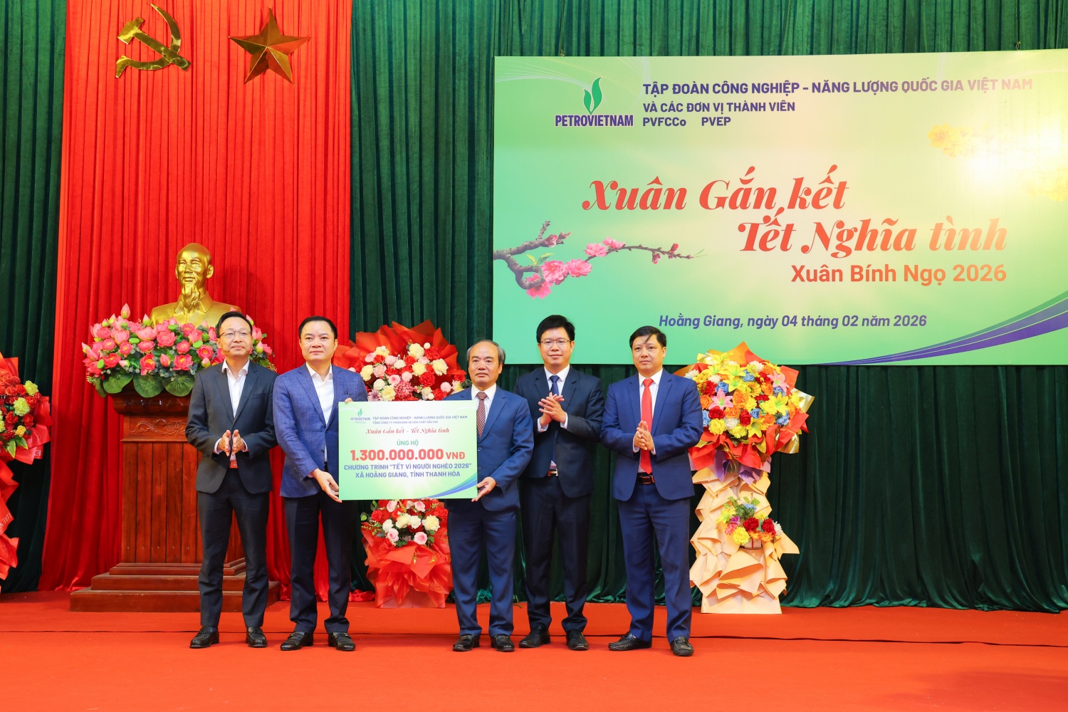 Chủ tịch HĐTV Petrovietnam Lê Ngọc Sơn và Tổng Giám đốc PVFCCo - Phú Mỹ Phan Công Thành trao ủng hộ chương trình Tết Vì người nghèo tỉnh cho xã Hoằng Giang