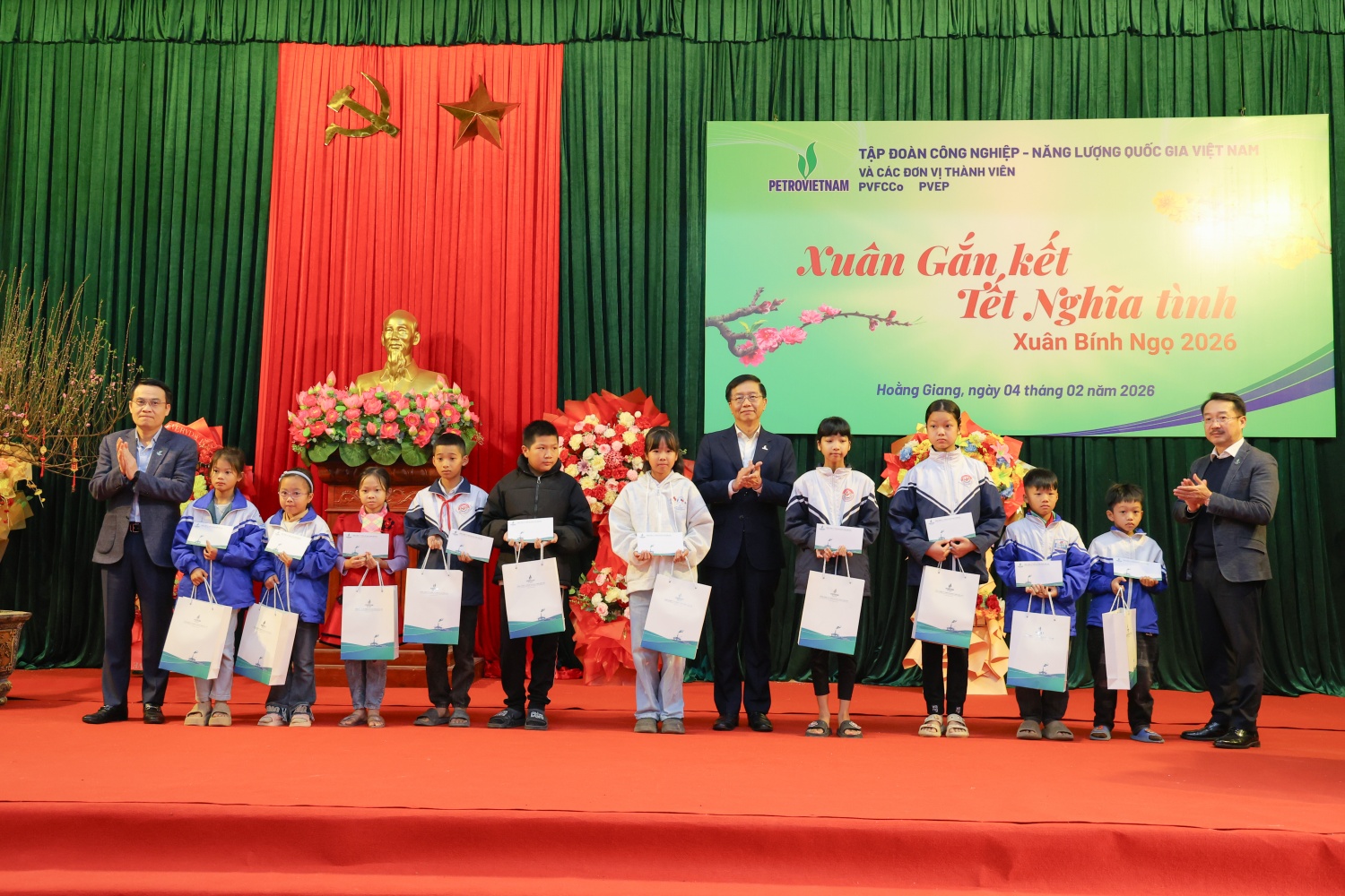 Đồng chí Trần Quang Dũng, Phó Bí thư thường trực Đảng ủy Tập đoàn cùng Chủ tịch HĐTV PVEP Trương Quốc Lâm, Tổng Giám đốc PVEP Nguyễn Thiện Bảo trao tặng các phần quà, học bổng động viên các em học sinh vượt khó trên địa bàn xã Hoằng Giang