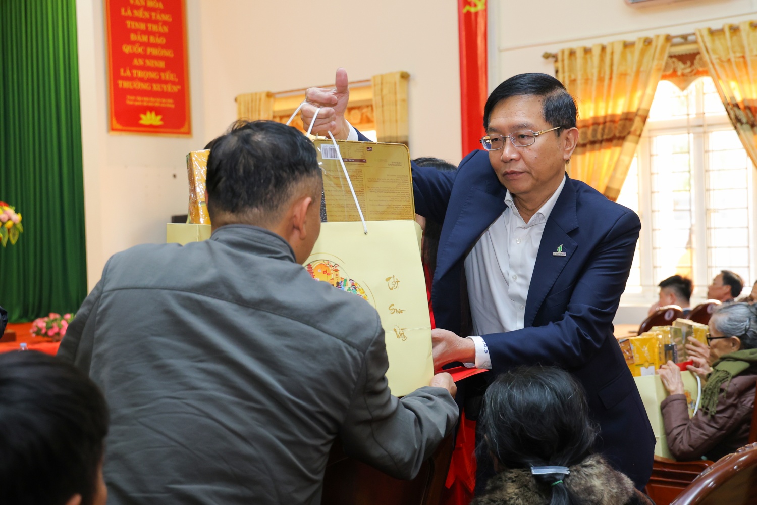 Đồng chí Trần Quang Dũng, Phó Bí thư thường trực Đảng ủy Tập đoàn trao quà Tết động viên các hộ gia đình có hoàn cảnh khó khăn, gia đình chính sách trên địa bàn xã Hoằng Giang