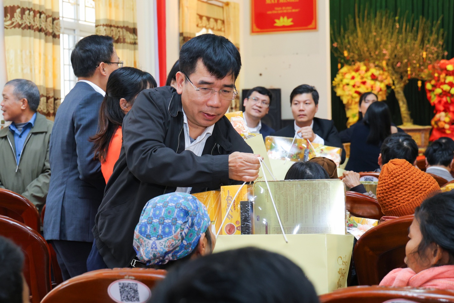 Đồng chí Lê Xuân Huyên, Phó Tổng Giám đốc phụ trách Ban Điều hành Petrovietnam trao quà Tết động viên các hộ gia đình có hoàn cảnh khó khăn, gia đình chính sách trên địa bàn xã Hoằng Giang