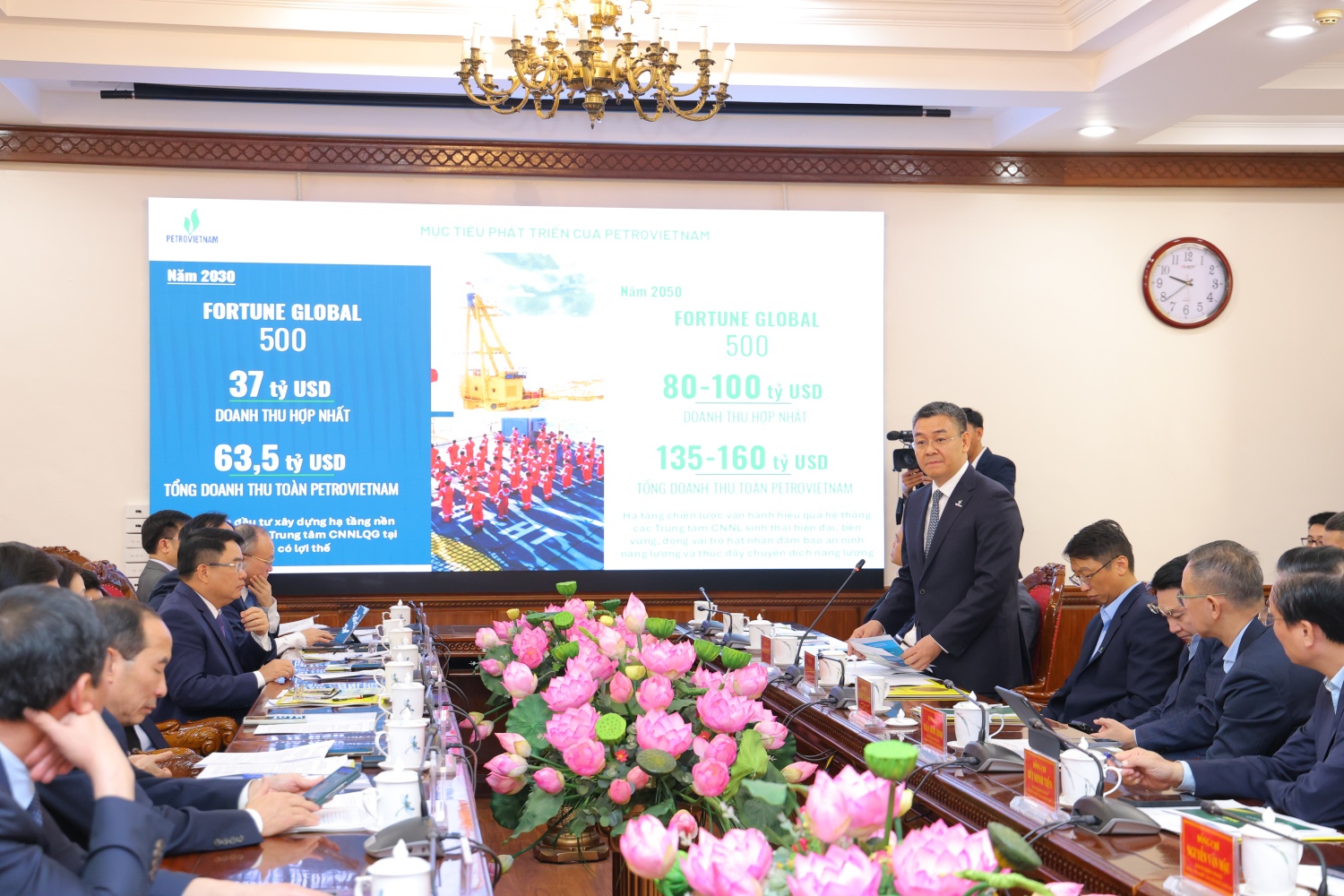 Đồng chí Lê Mạnh Cường, Phó Tổng Giám đốc Petrovietnam báo cáo về định hướng phát triển của Petrovietnam và các đơn vị thành viên trên địa bàn tỉnh Thanh Hóa