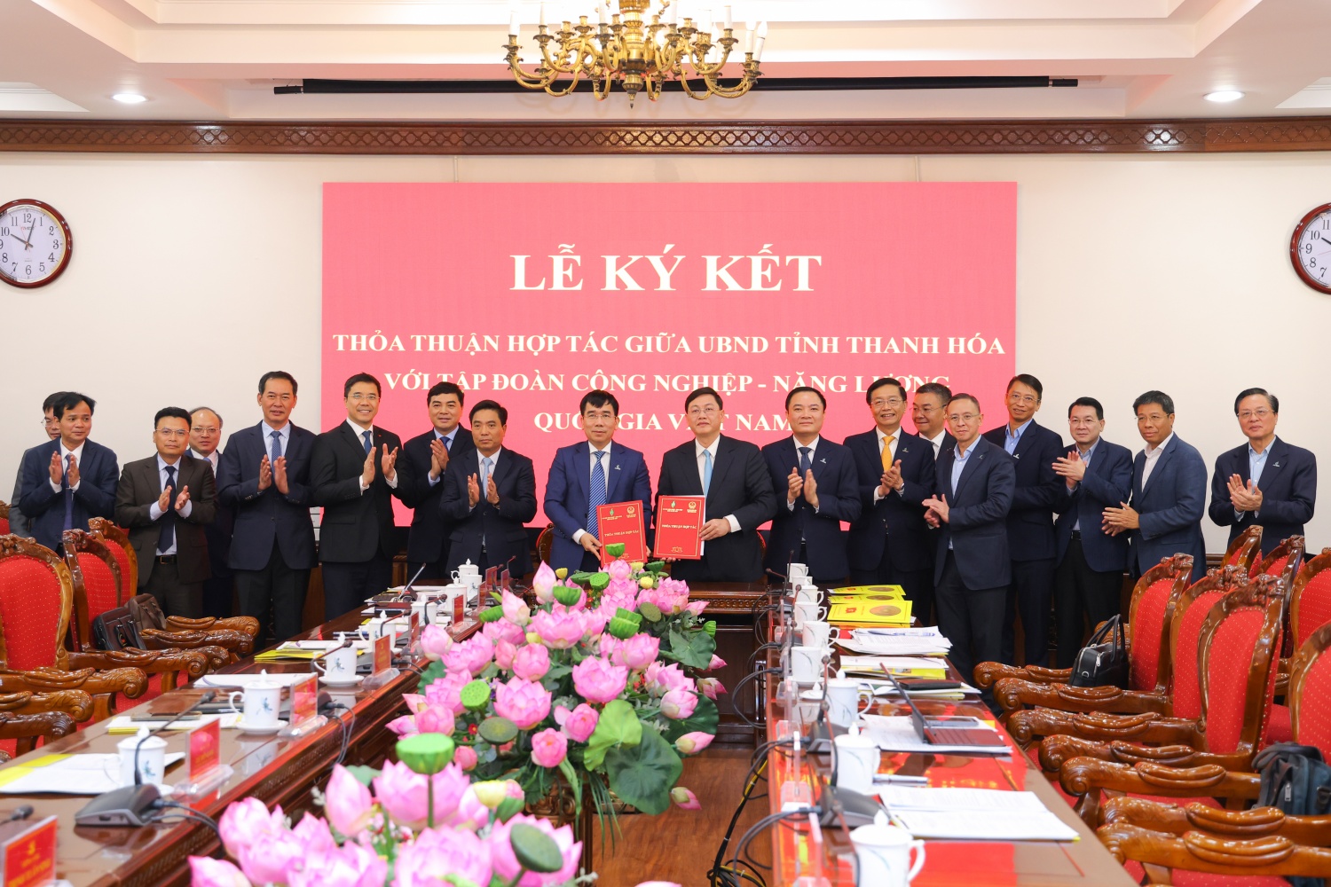 Đồng chí Mai Xuân Liêm, Ủy viên Ban Thường vụ Tỉnh ủy, Phó Chủ tịch Thường trực UBND tỉnh Thanh Hóa và đồng chí Lê Xuân Huyên, Phó Tổng Giám đốc phụ trách Ban Điều hành Petrovietnam đã ký biên bản thỏa thuận hợp tác.